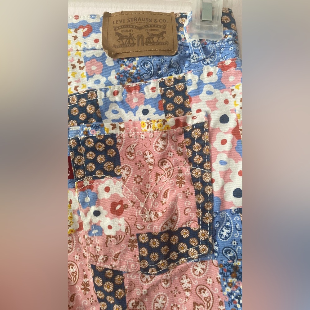 💋 5 for $25 Levis Patchwork Flowers Shorts NWOT - Picture 6 of 8